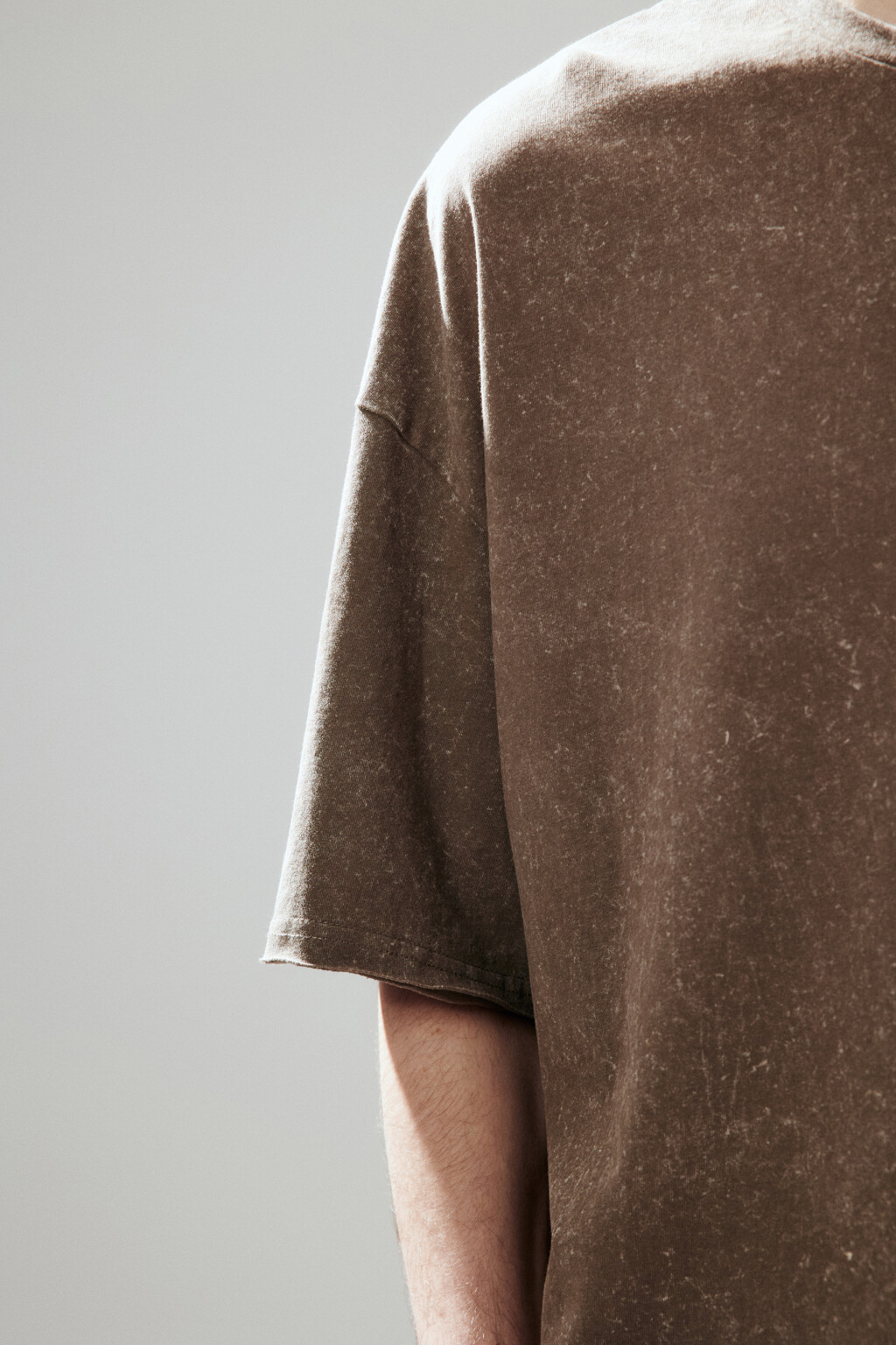 Футболка с принтом и открытыми срезами - цвет коричневый - 7