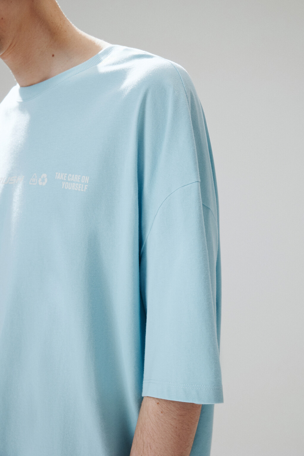 Футболка хлопковая с принтом-надписью - цвет голубой - 7