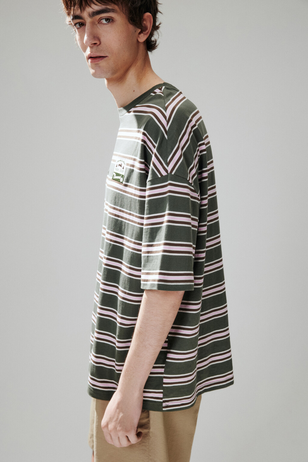 Футболка в полоску с нашивкой - цвет зеленый - 1