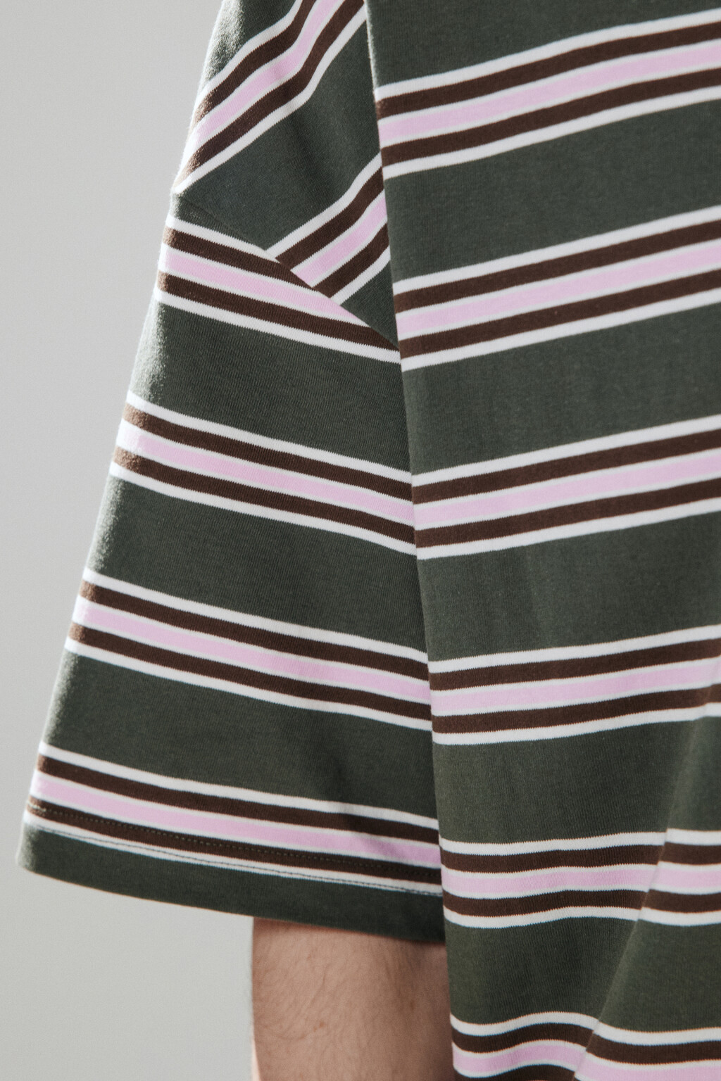 Футболка в полоску с нашивкой - цвет зеленый - 6