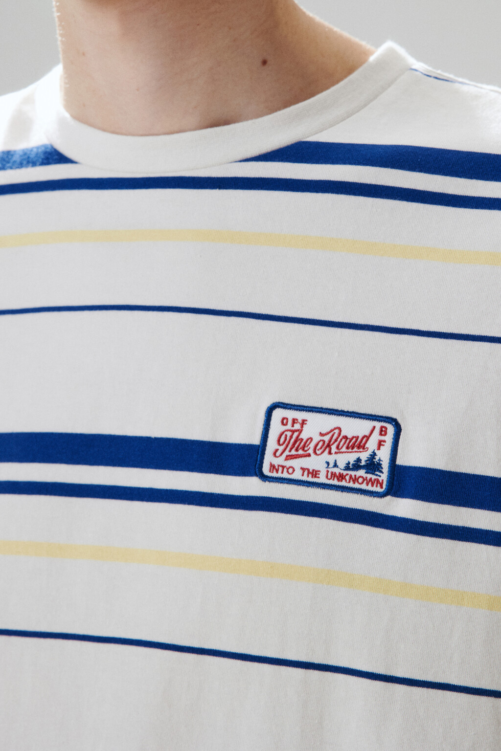 Футболка в полоску с нашивкой - цвет белый - 6