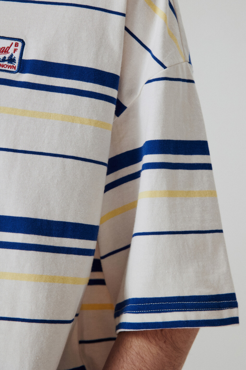 Футболка в полоску с нашивкой - цвет белый - 7