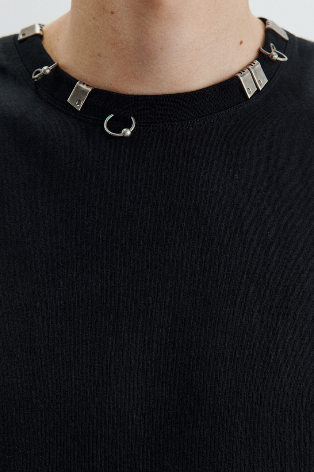 Майка с металлическим пирсингом - цвет черный - 4