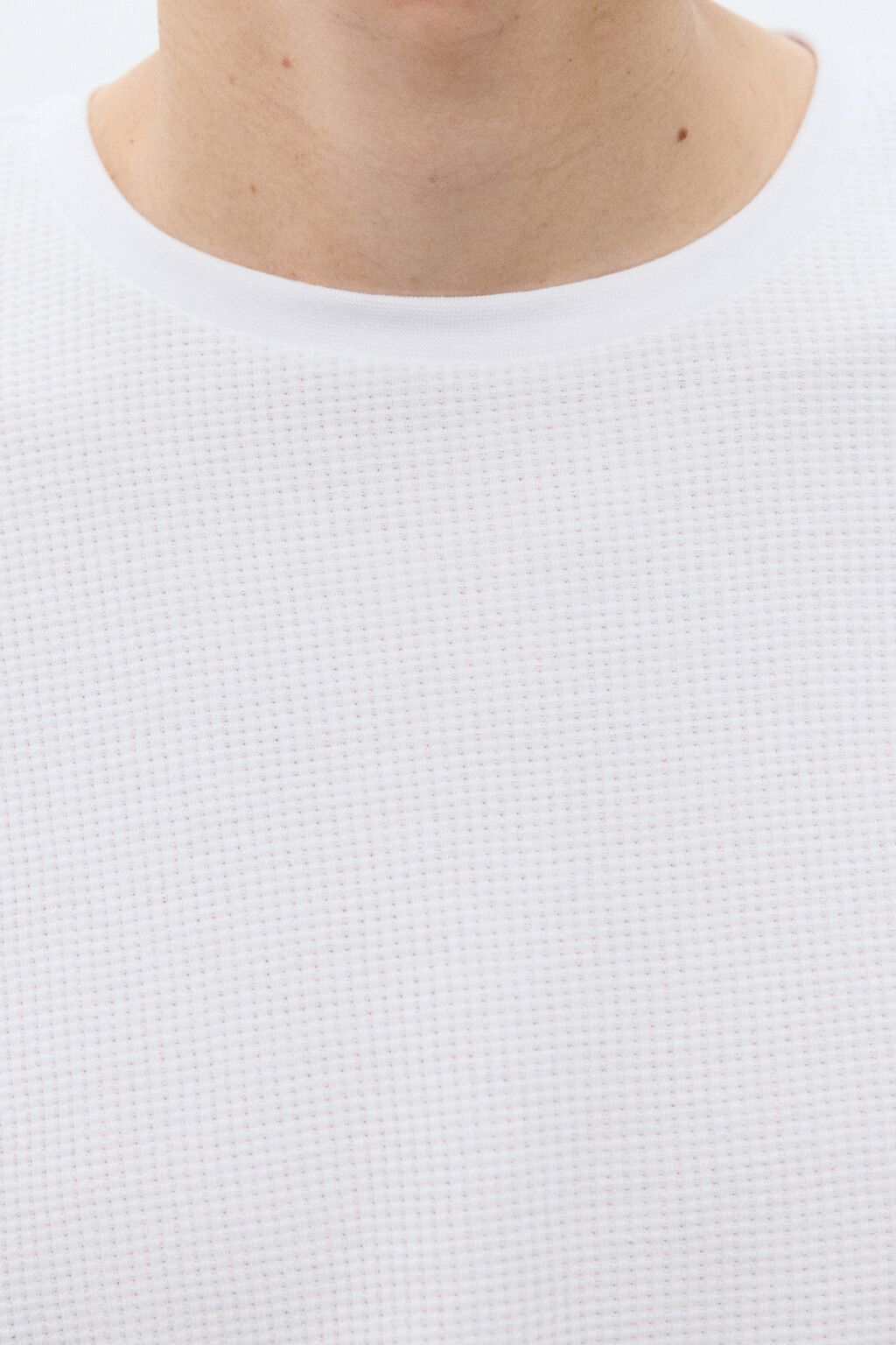 Футболка из фактурной ткани - цвет белый - 5