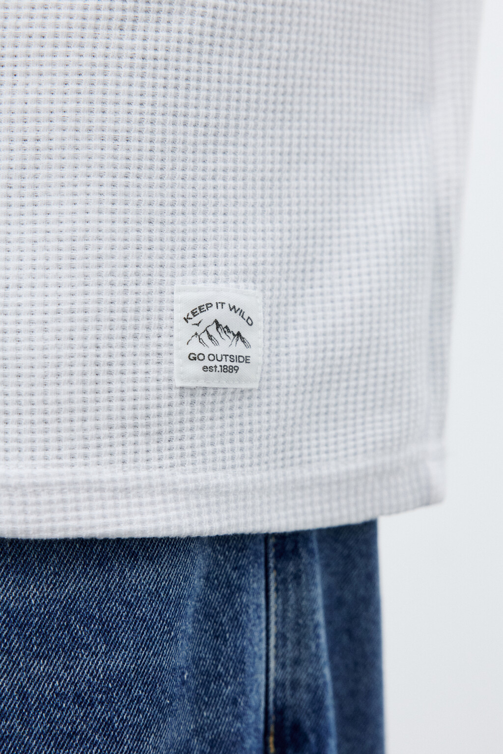 Футболка из фактурной ткани - цвет белый - 6