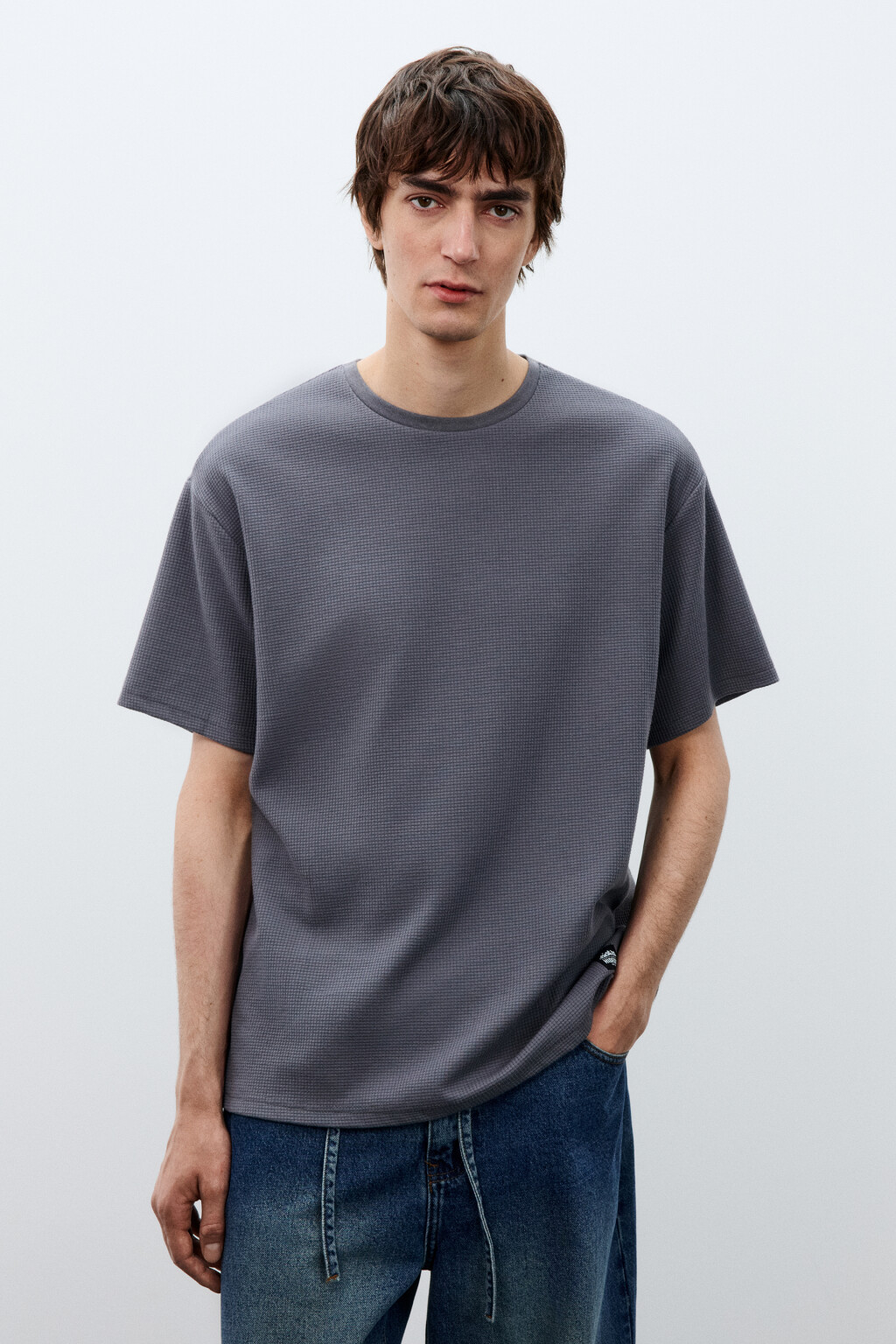 Футболка из фактурной ткани - цвет серый - 2