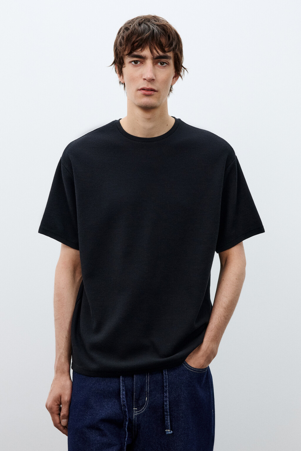 Футболка из фактурной ткани - цвет черный - 2