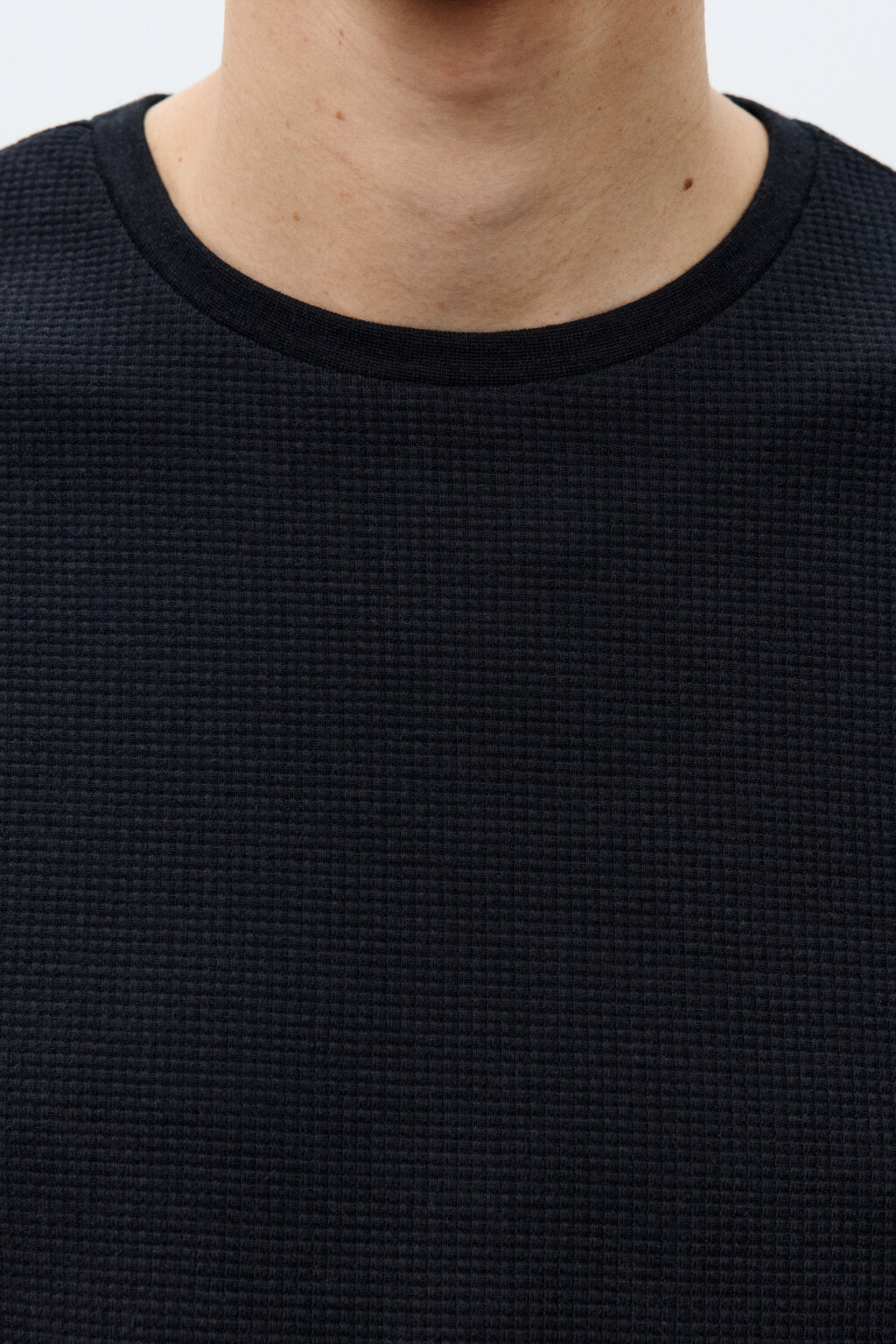 Футболка из фактурной ткани - цвет черный - 5