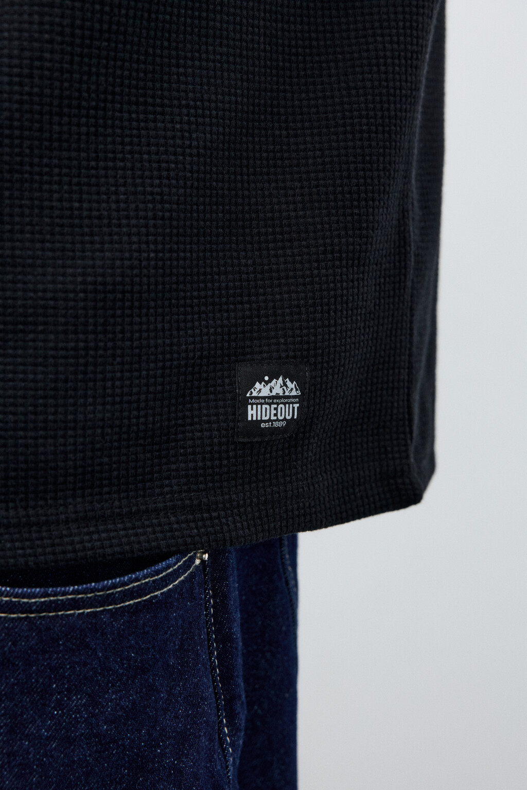 Футболка из фактурной ткани - цвет черный - 6