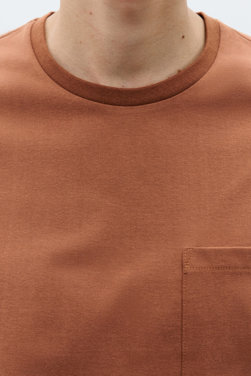 Футболка базовая с карманом - цвет коричневый - 5