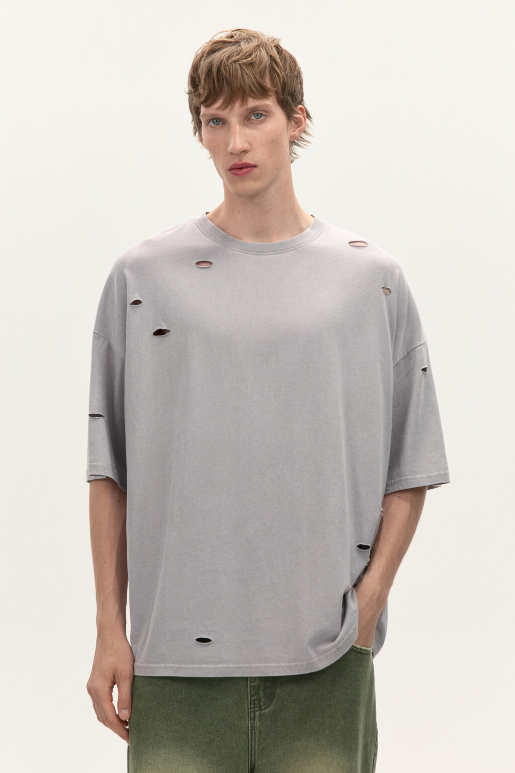 Футболка oversize с рваными элементами - цвет белый - 2