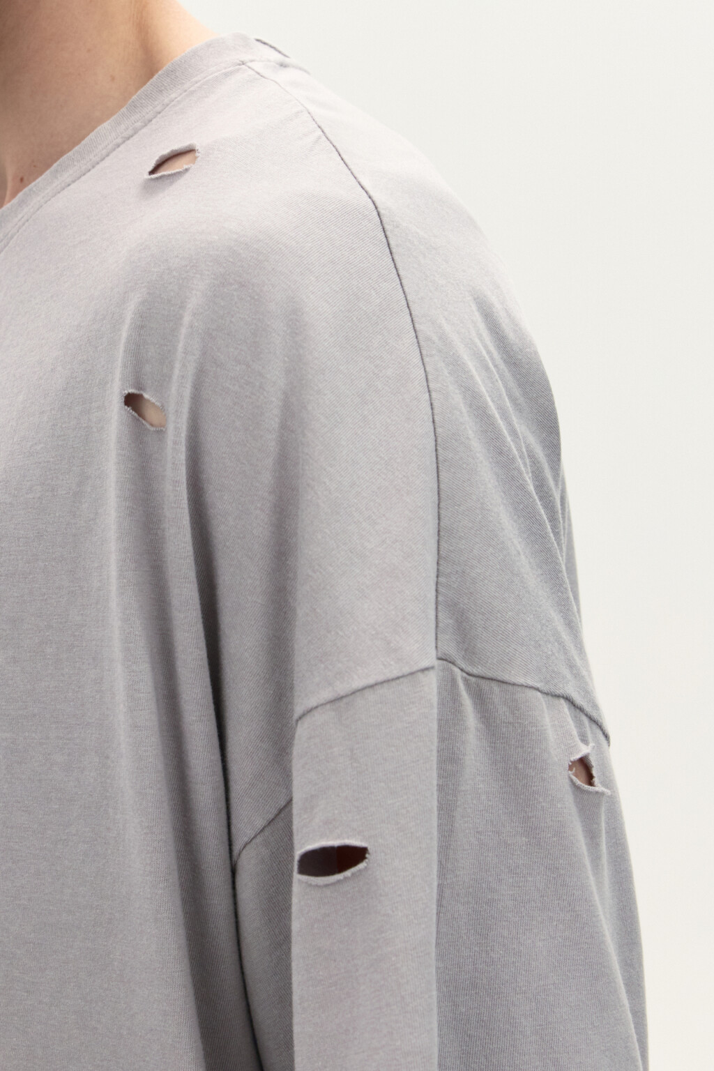 Футболка oversize с рваными элементами - цвет белый - 6