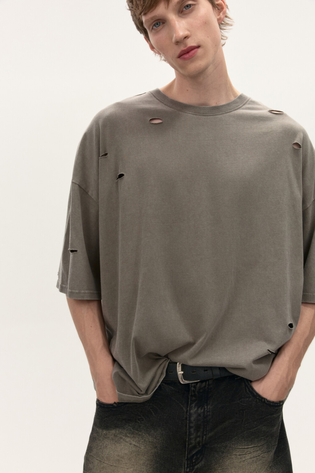 Футболка oversize с рваными элементами - цвет коричневый - 1