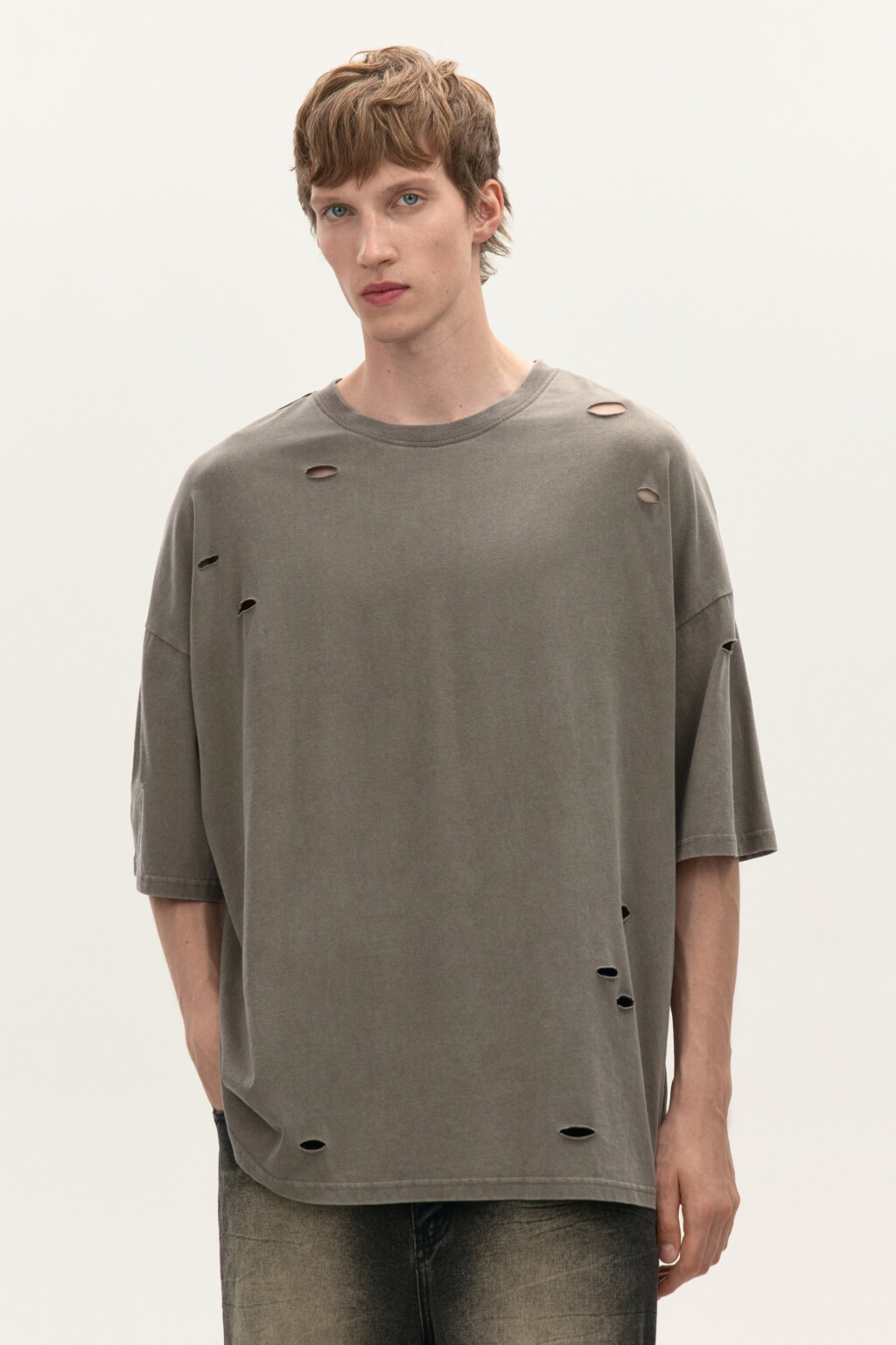 Футболка oversize с рваными элементами - цвет коричневый - 2