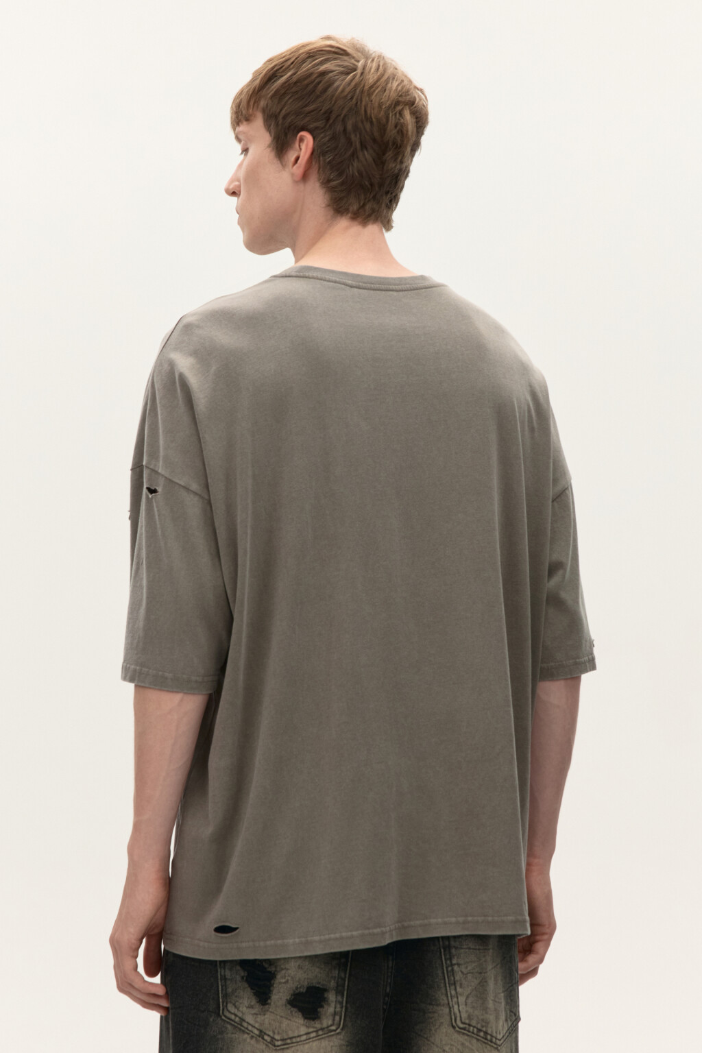 Футболка oversize с рваными элементами - цвет коричневый - 3