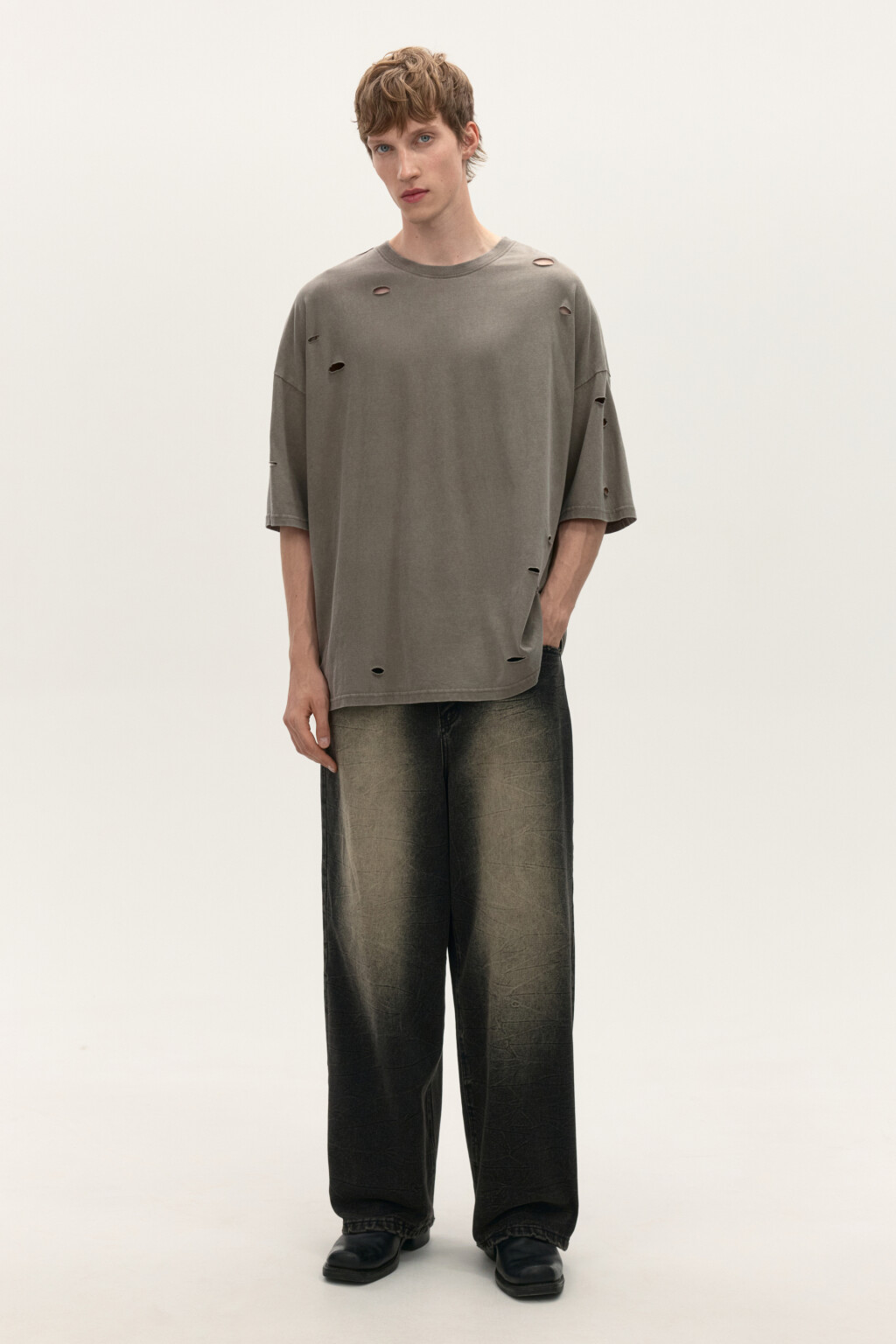 Футболка oversize с рваными элементами - цвет коричневый - 4