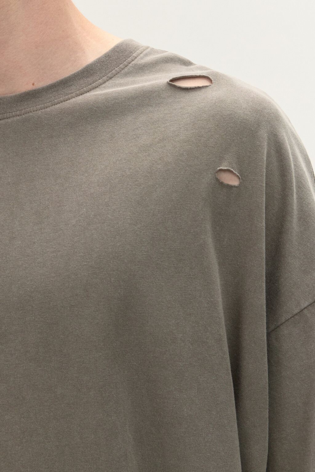 Футболка oversize с рваными элементами - цвет коричневый - 5