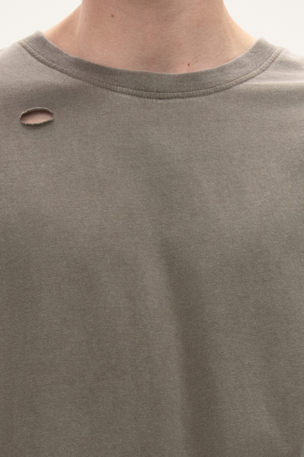 Футболка oversize с рваными элементами - цвет коричневый - 6