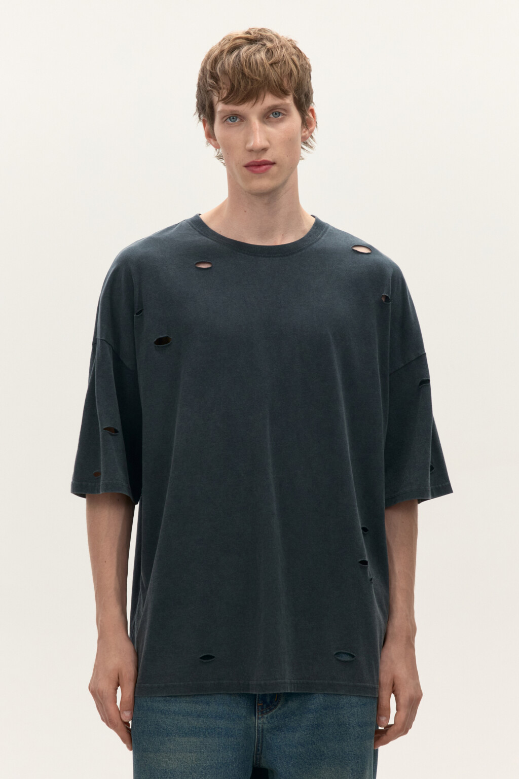 Футболка oversize с рваными элементами - цвет черный - 2