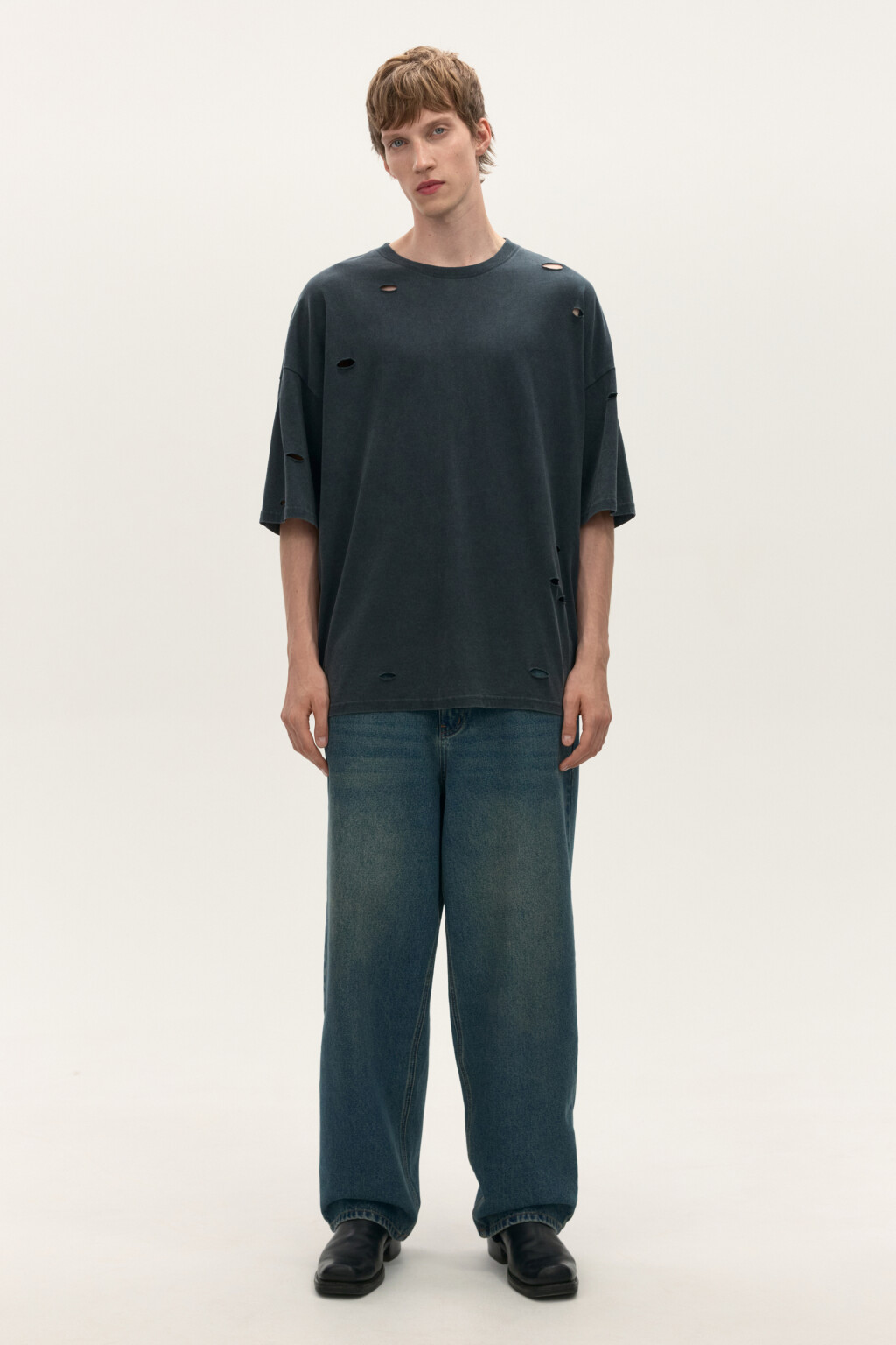 Футболка oversize с рваными элементами - цвет черный - 4