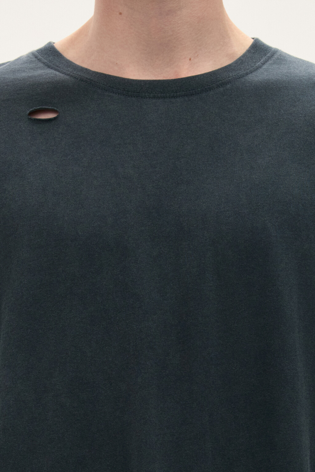 Футболка oversize с рваными элементами - цвет черный - 5