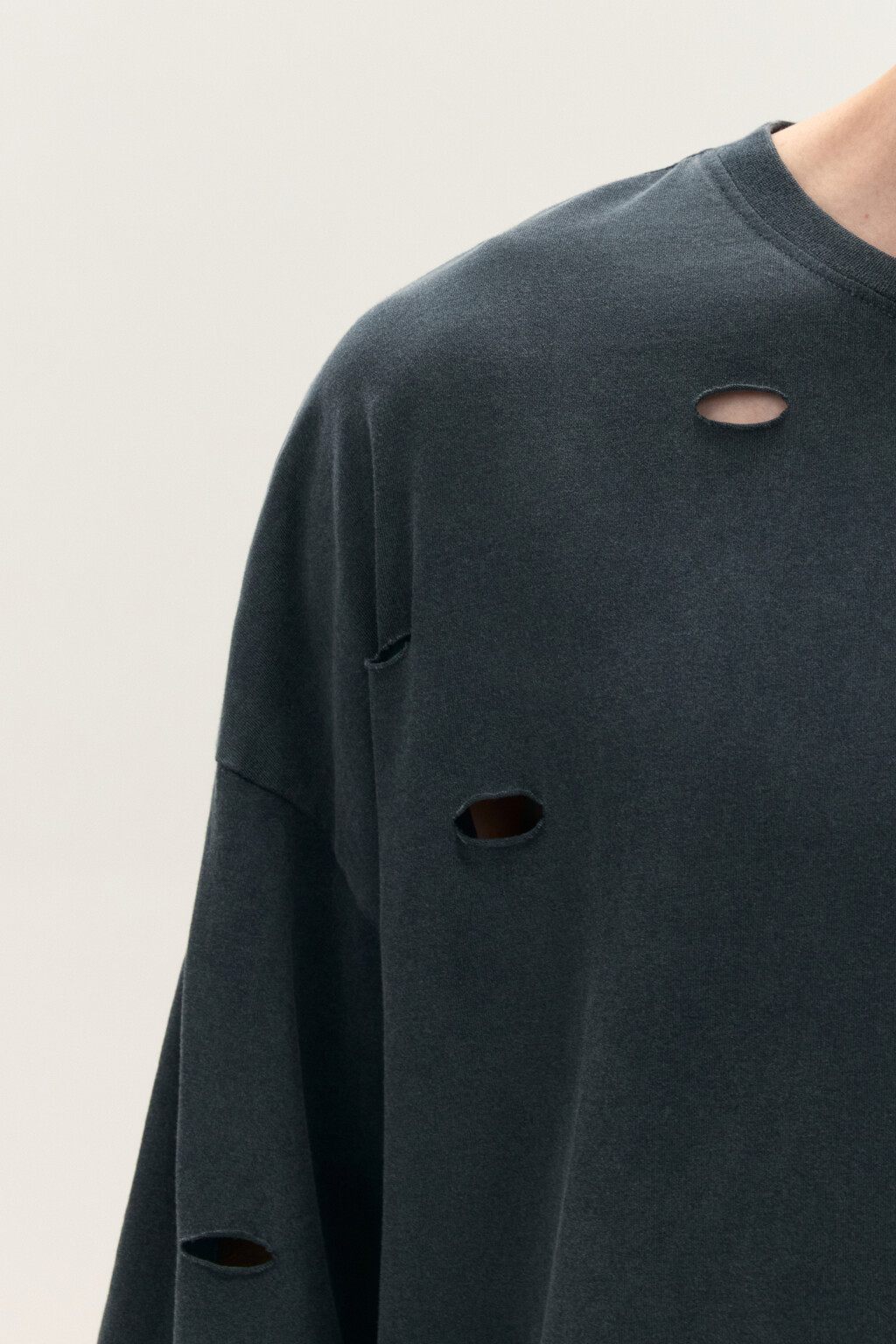 Футболка oversize с рваными элементами - цвет черный - 6