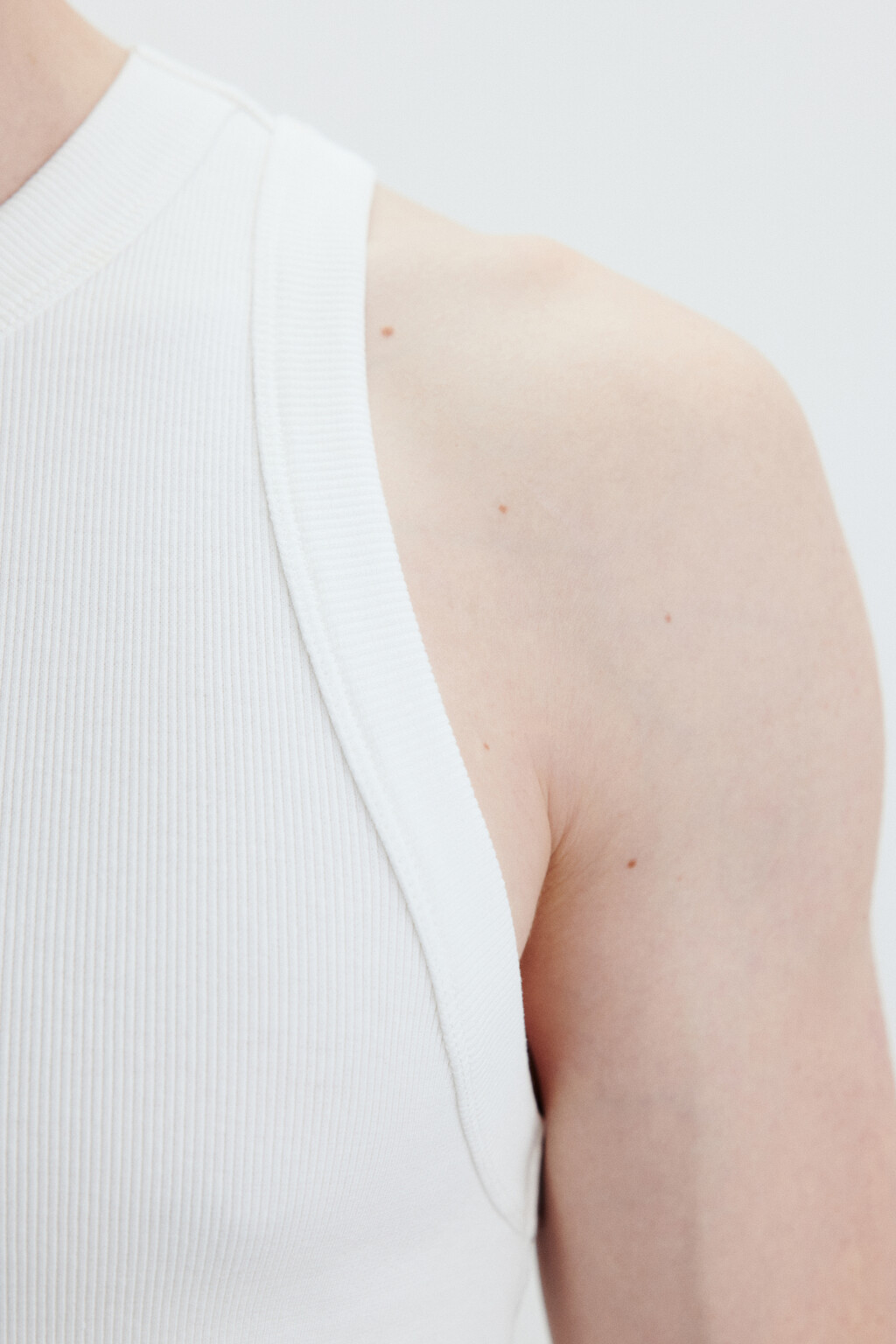 Майка в рубчик с вышивкой - цвет белый - 6