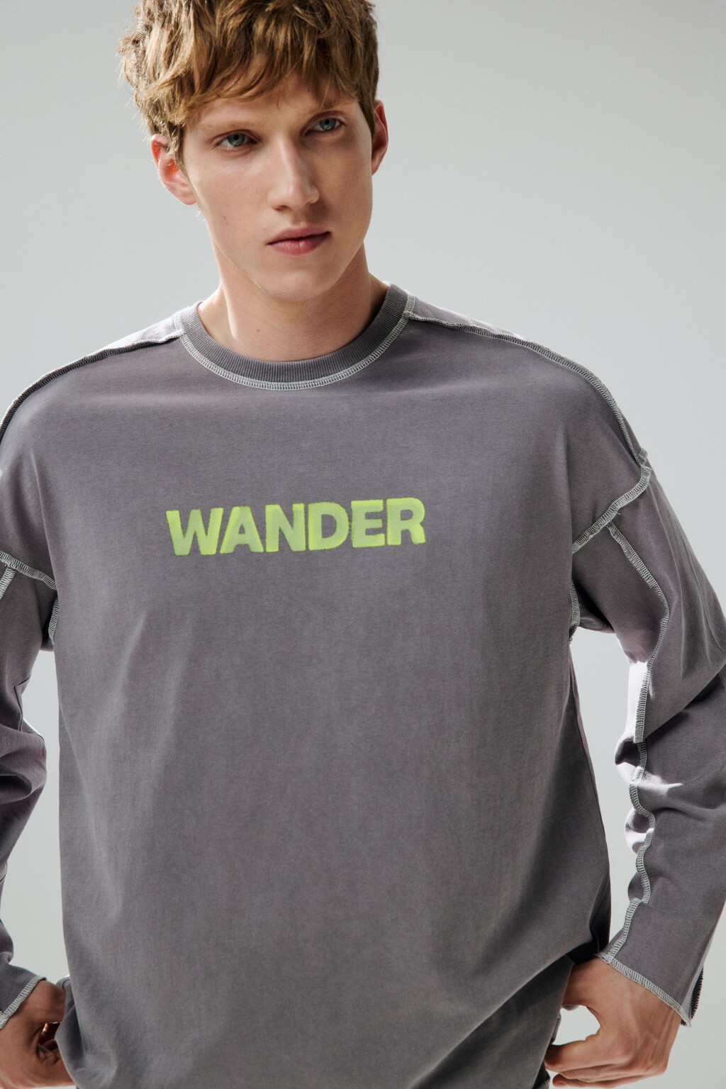 Лонгслив с принтом и открытыми срезами - цвет серый - 2