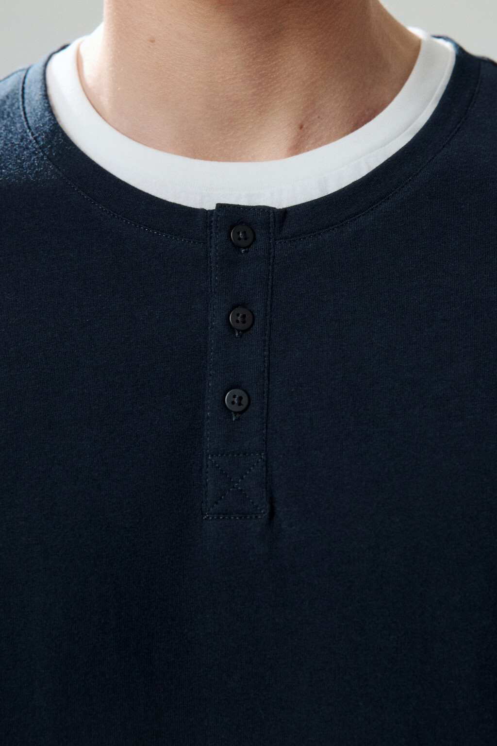 Лонгслив двуслойный с застежкой на груди - цвет черный - 5