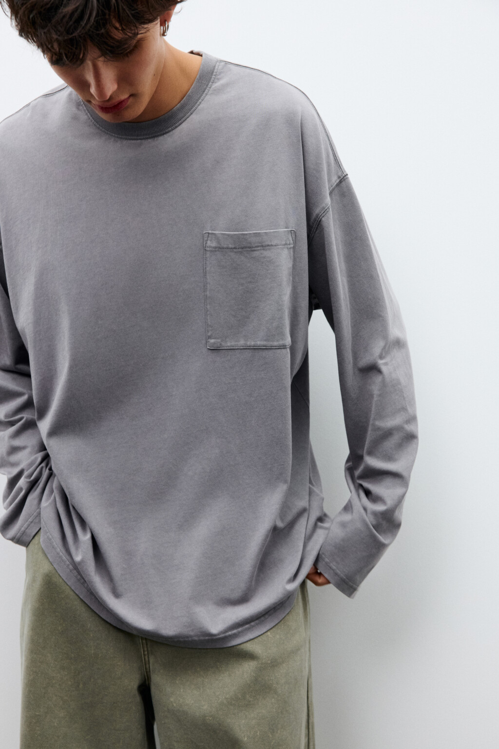 Лонгслив с вареным эффектом и карманом - цвет серый - 2