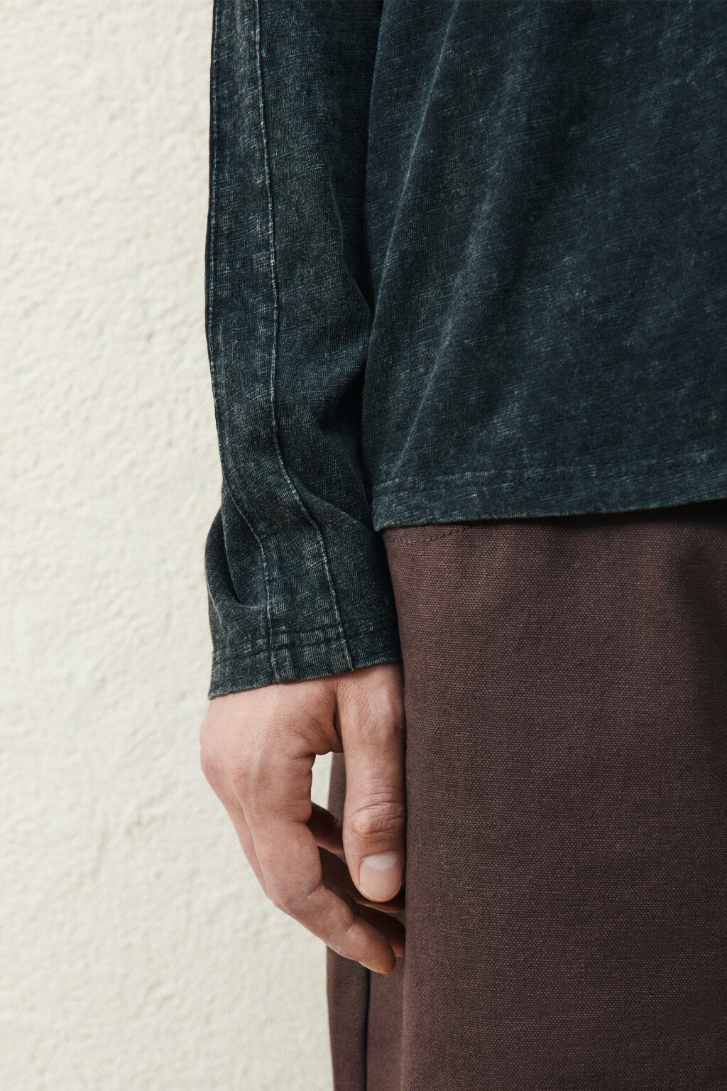 Лонгслив из хлопкового трикотажа - цвет черный - 7