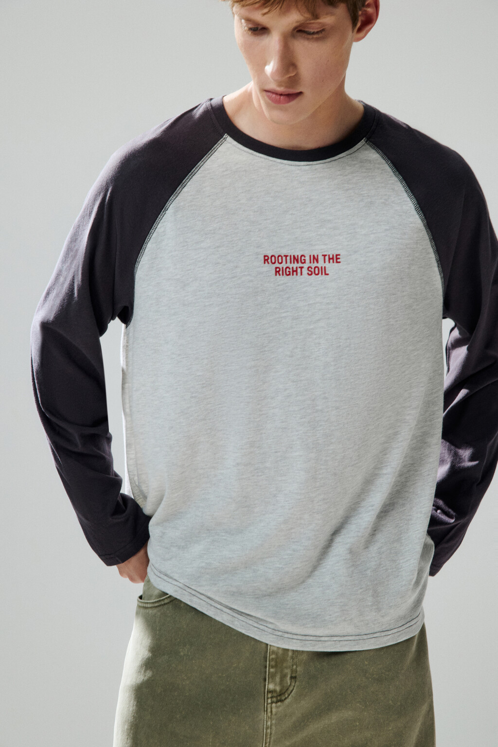 Лонгслив с рукавами-реглан и надписью - цвет серый - 1