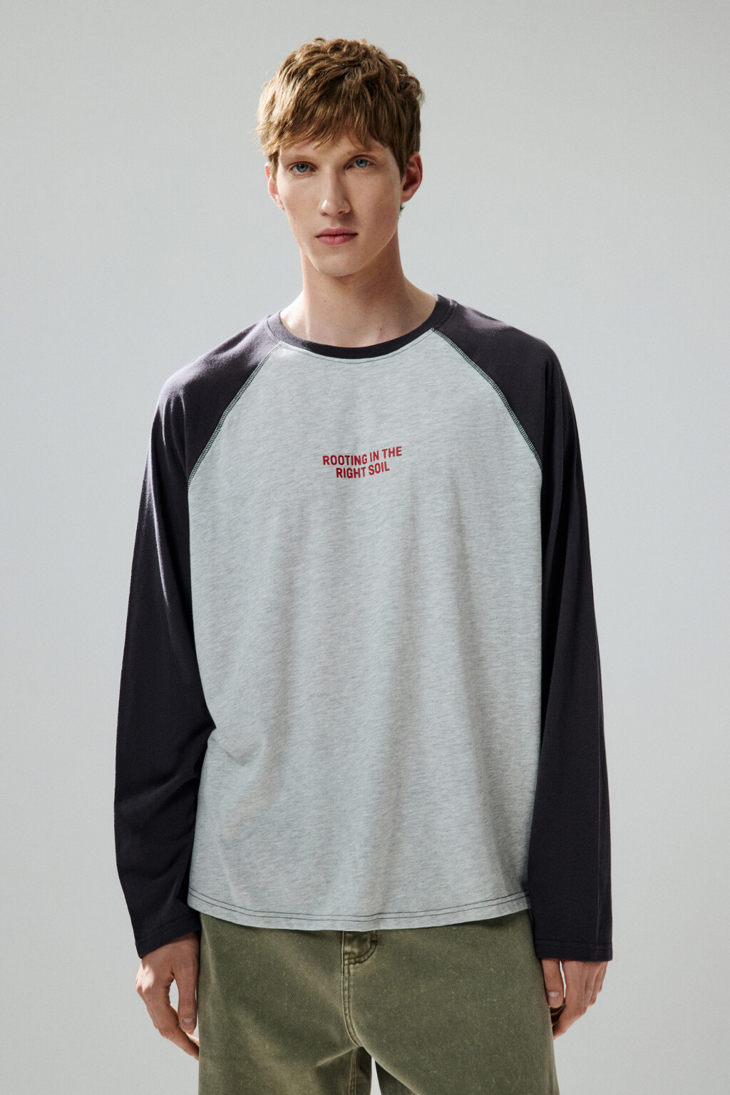 Лонгслив с рукавами-реглан и надписью - цвет серый - 2