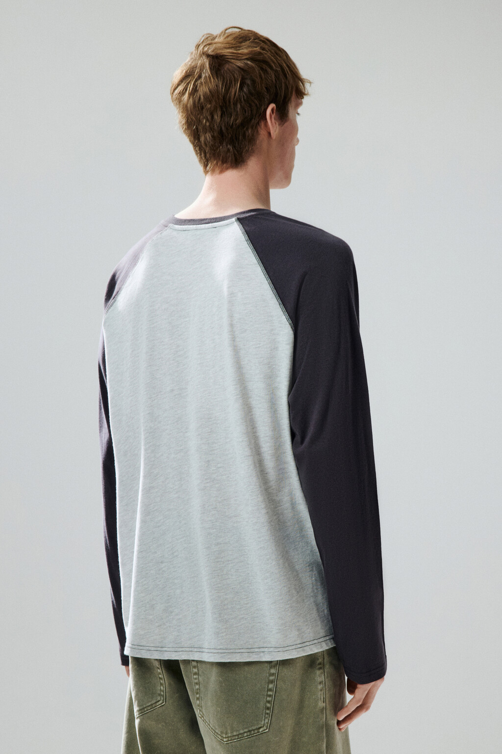 Лонгслив с рукавами-реглан и надписью - цвет серый - 3