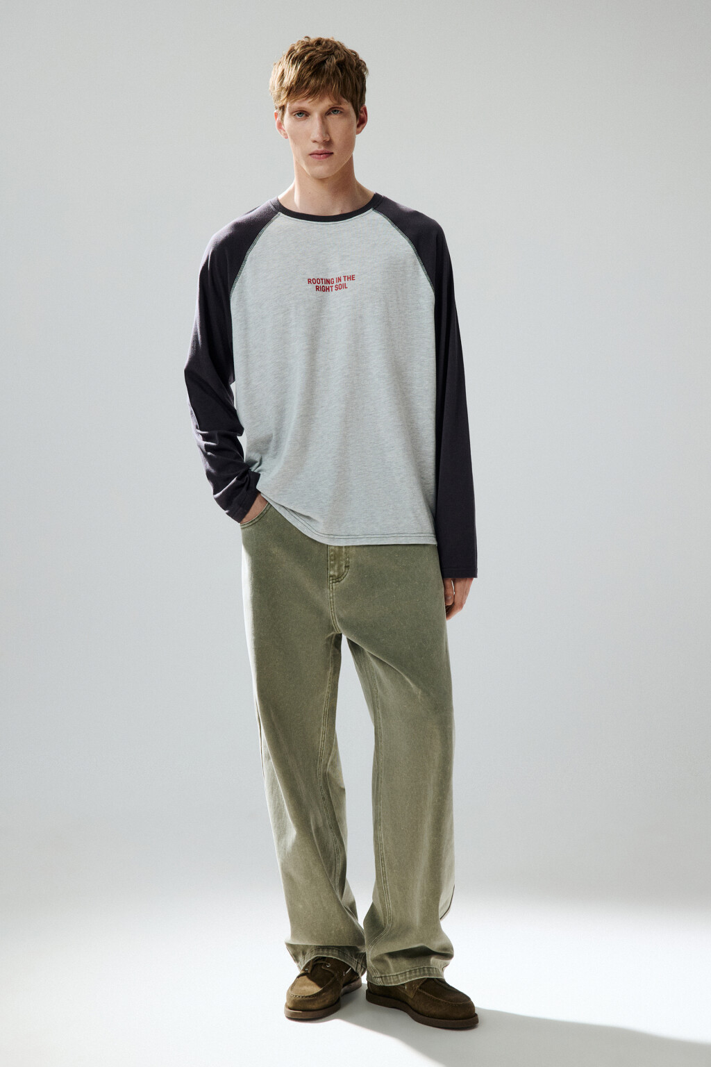 Лонгслив с рукавами-реглан и надписью - цвет серый - 4