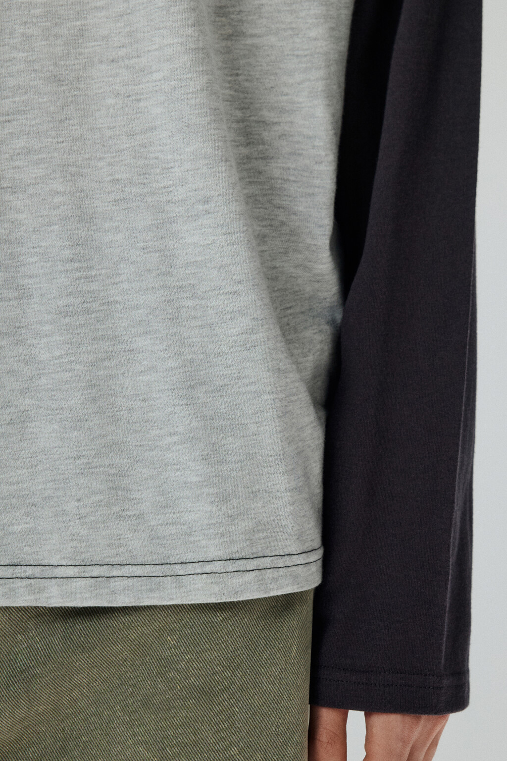 Лонгслив с рукавами-реглан и надписью - цвет серый - 6