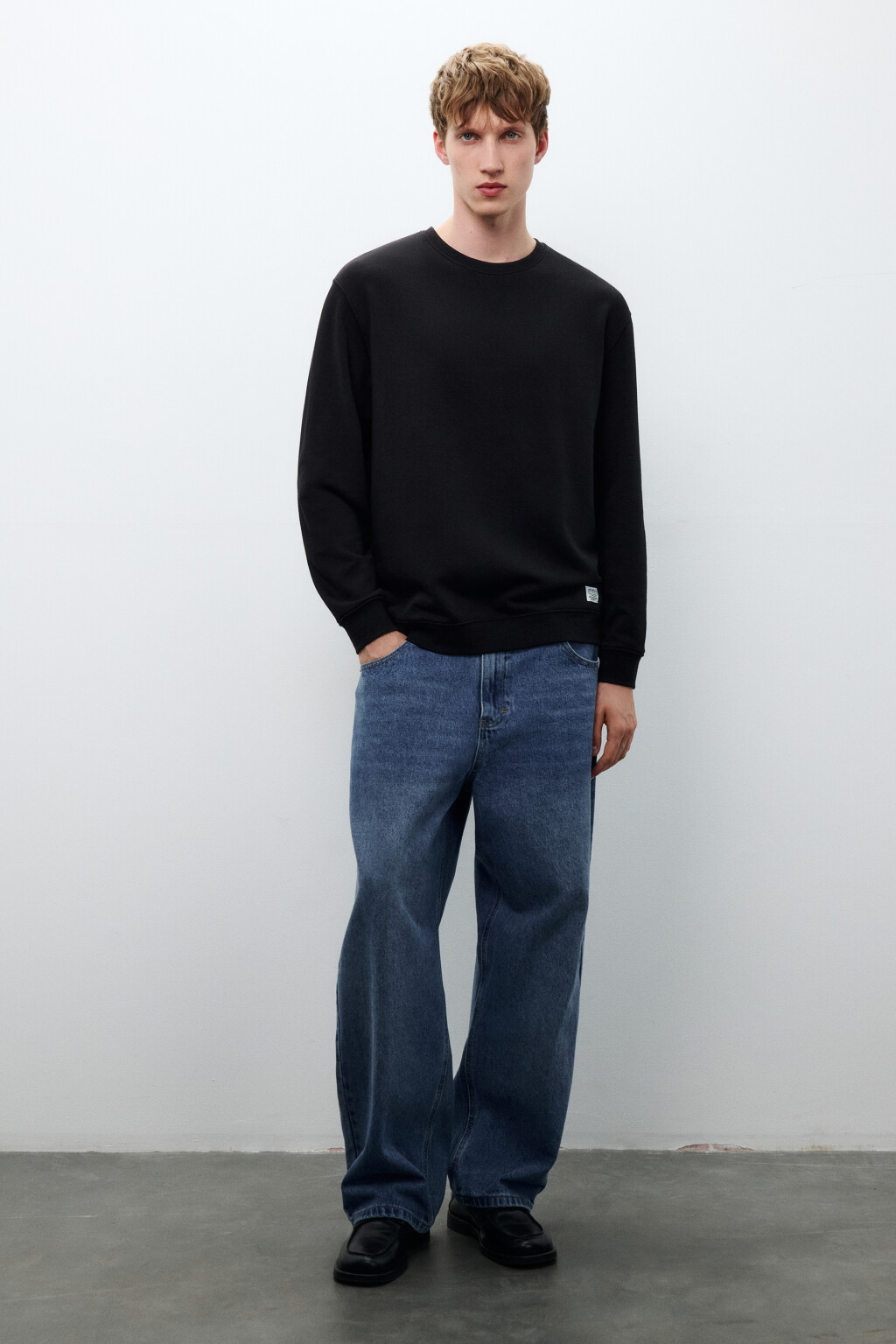 Свитшот из футера с нашивкой - цвет черный - 4