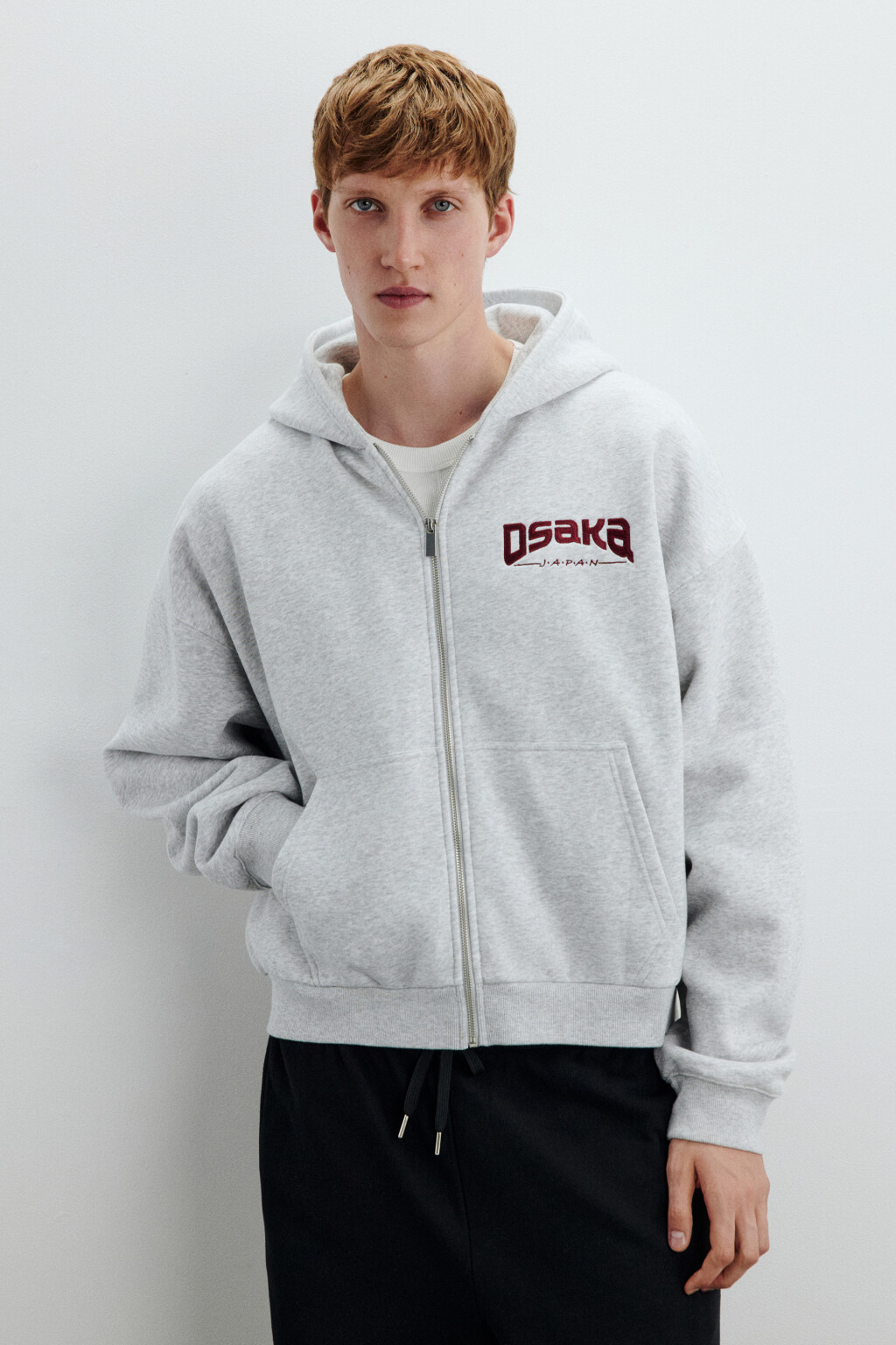Худи-зипка с вышитой надписью - цвет серый - 4