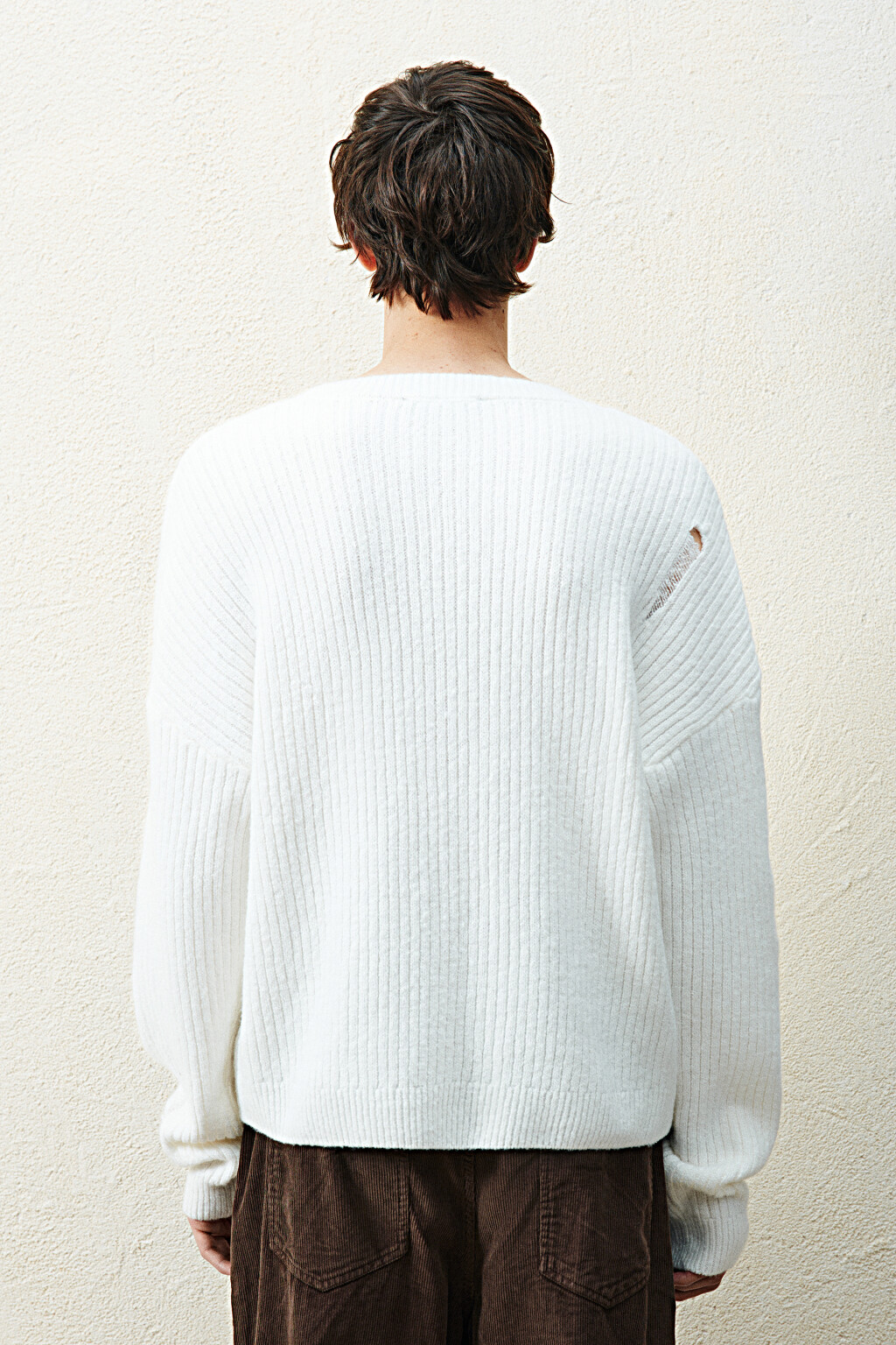 Джемпер вязаный рваный - цвет белый - 4