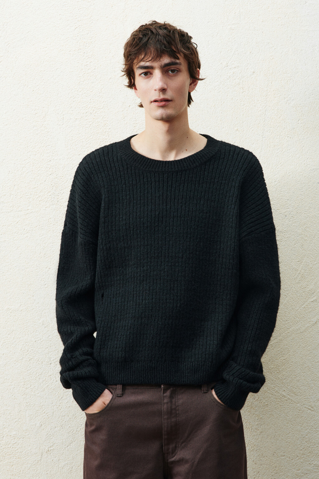 Джемпер вязаный рваный - цвет черный - 2