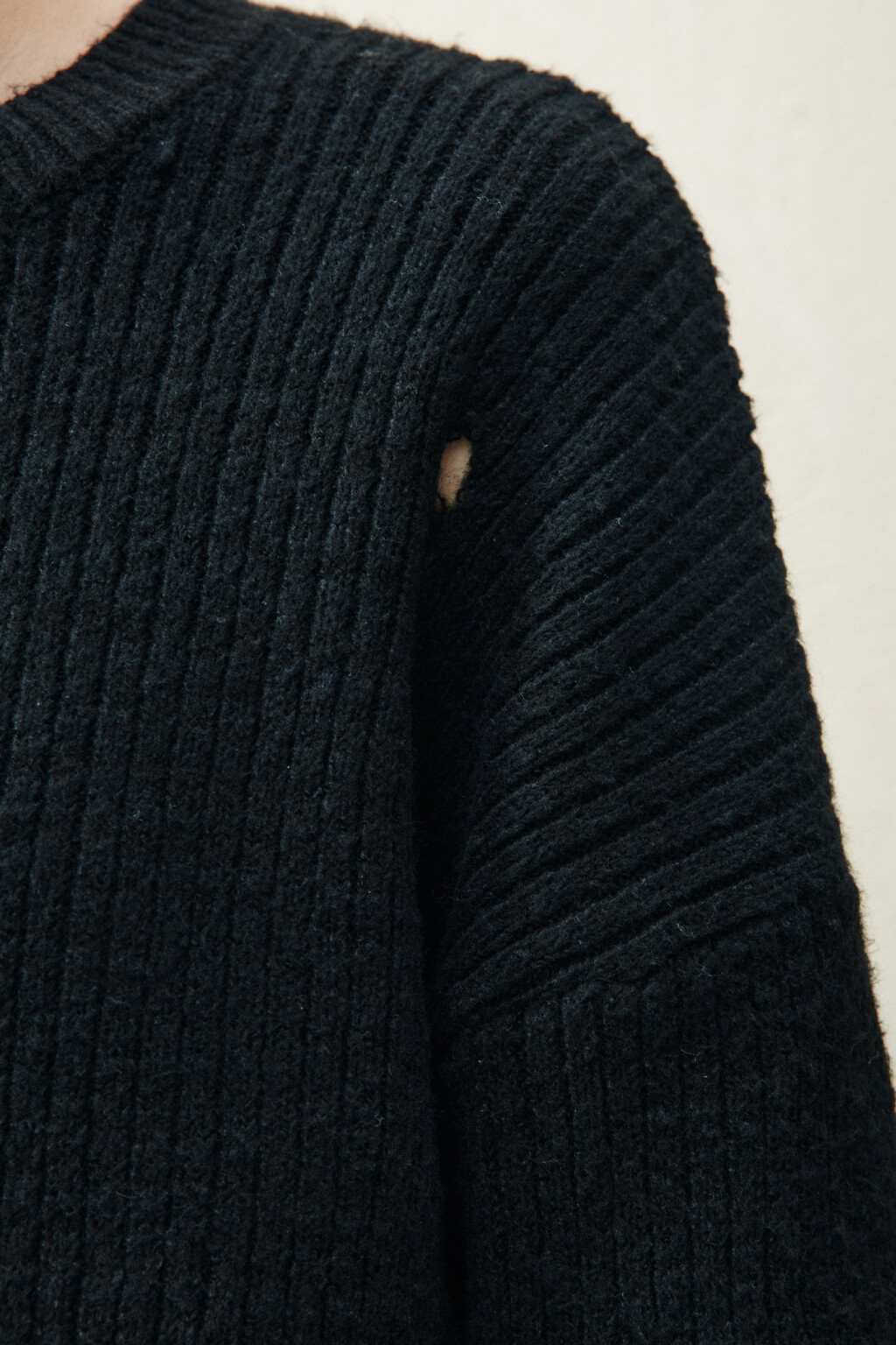 Джемпер вязаный рваный - цвет черный - 5