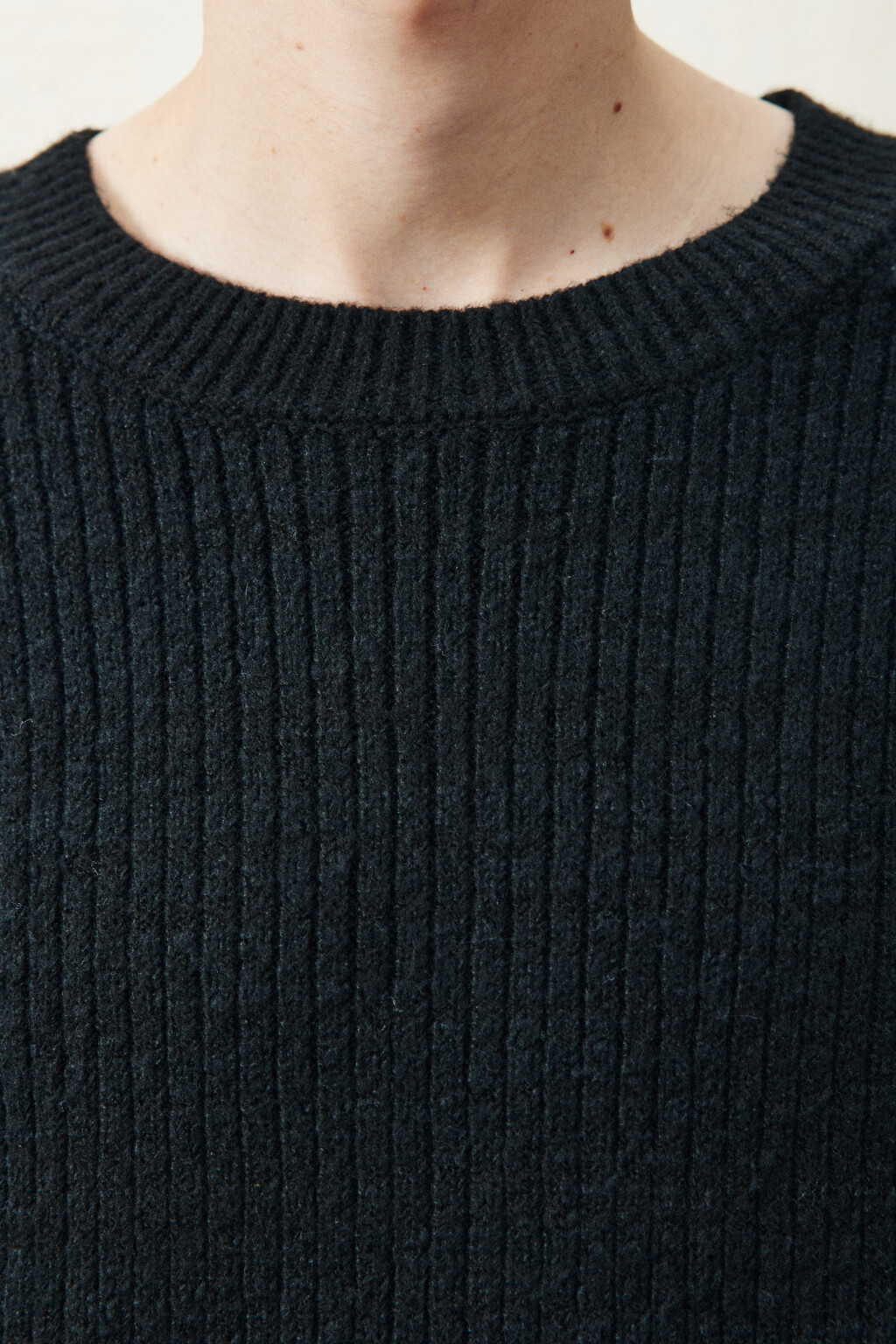 Джемпер вязаный рваный - цвет черный - 6