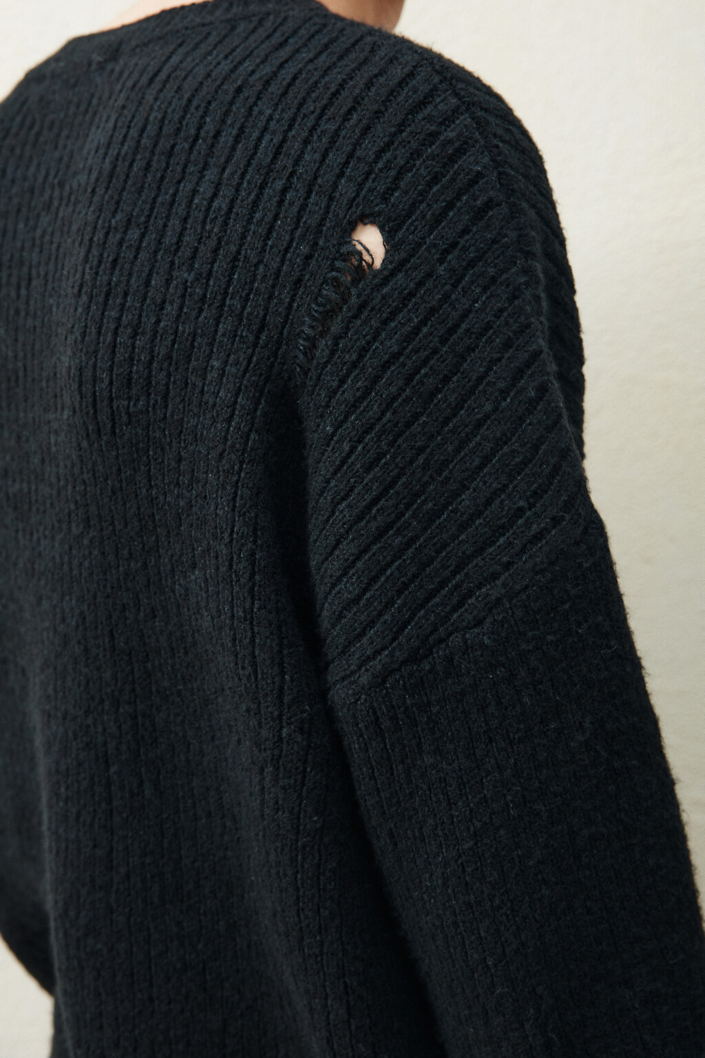 Джемпер вязаный рваный - цвет черный - 7