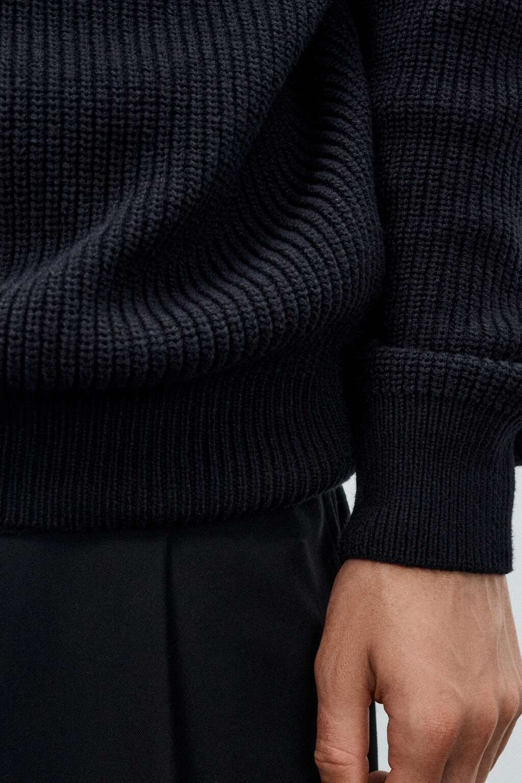 Свитер с воротником на молнии - цвет черный - 7