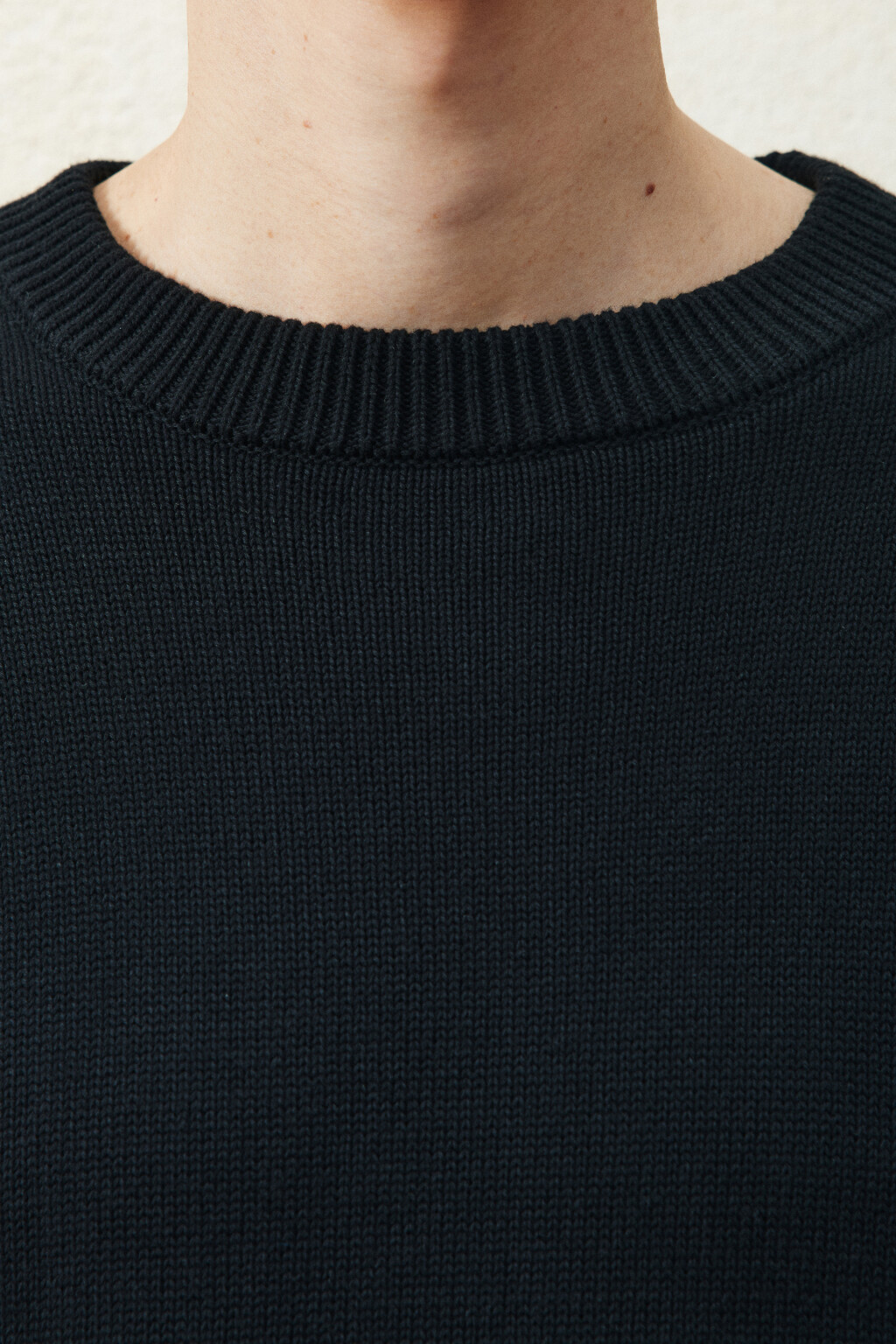 Джемпер вязаный с надписью - цвет черный - 6