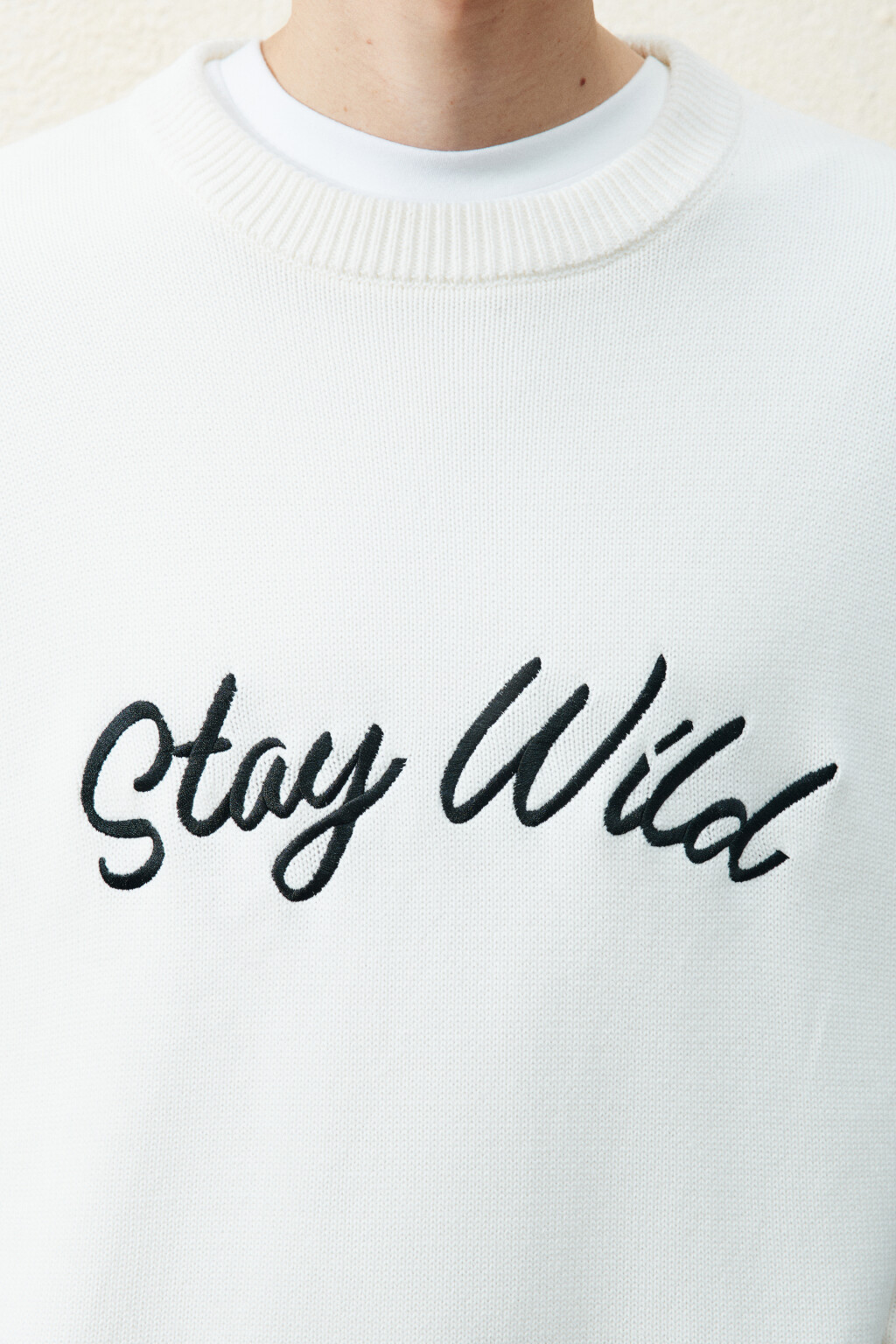 Джемпер вязаный с надписью - цвет белый - 6