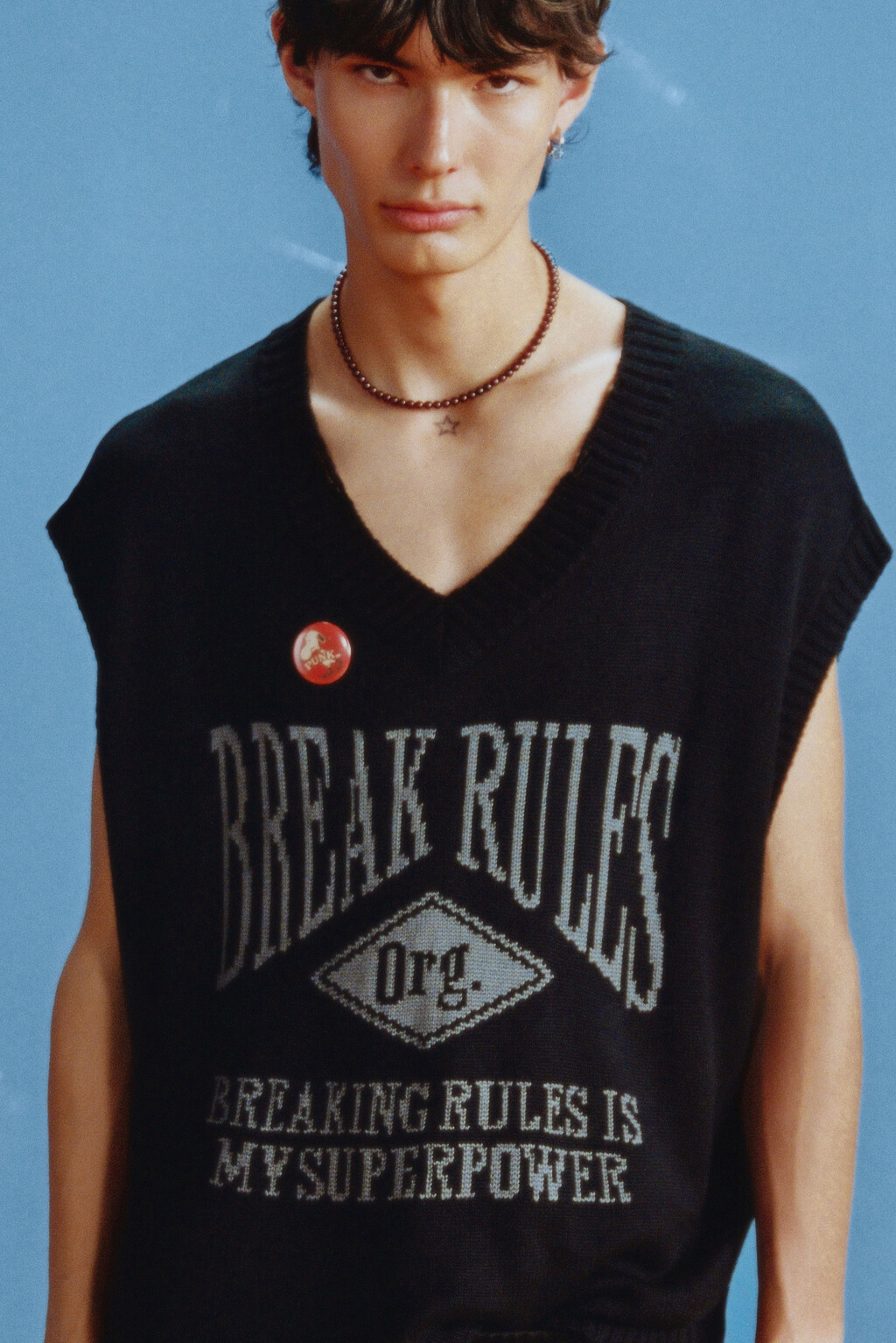 Жилет вязаный рваный с принтом - цвет черный - 8