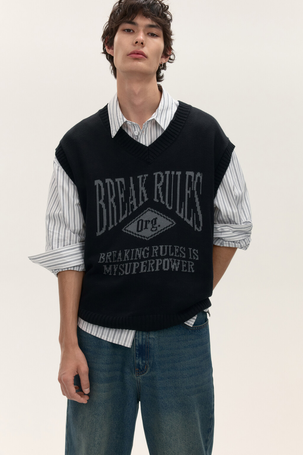 Жилет вязаный рваный с принтом - цвет черный - 2