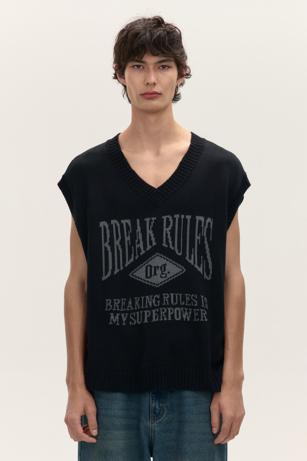 Жилет вязаный рваный с принтом - цвет черный - 3