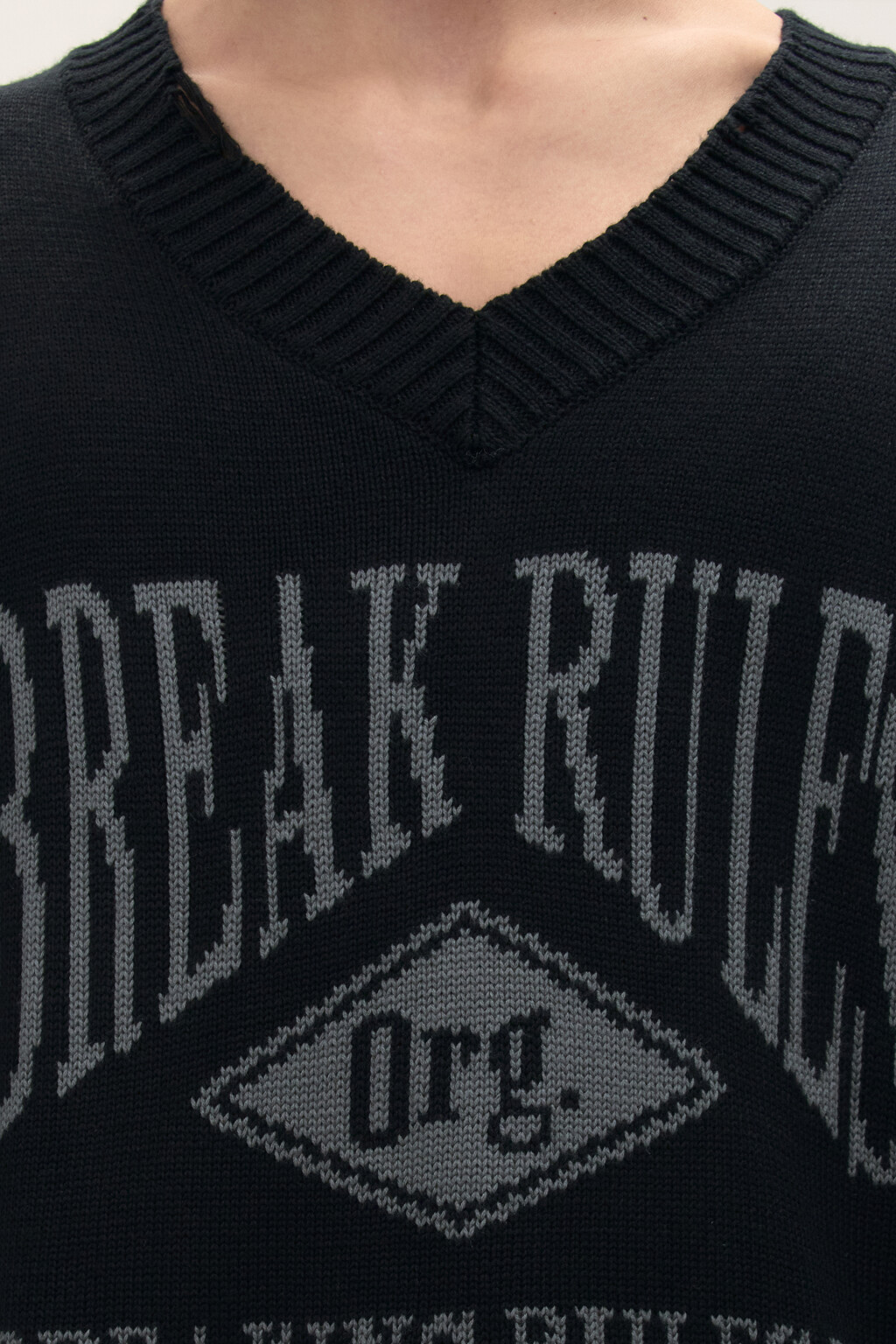 Жилет вязаный рваный с принтом - цвет черный - 6